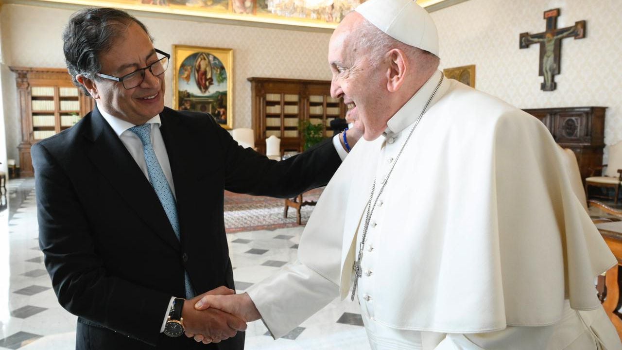Gustavo Petro y el Papa Francisco en El Vaticano.