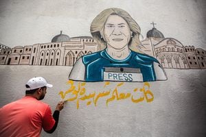 Artista palestino pinta un mural de la periodista de Al-Jazeera Shireen Abu Akleh en Khan Yunis, en el sur de la Franja de Gaza, la corresponsal de Al-Jazeera Shireen Abu Akleh (51 años), fue asesinada a tiros el 11 de mayo de 2022 al amanecer mientras cubría el asalto al campo de refugiados de Jenin, en Cisjordania. (Foto de Yousef Masoud/SOPA Images/LightRocket vía Getty Images)