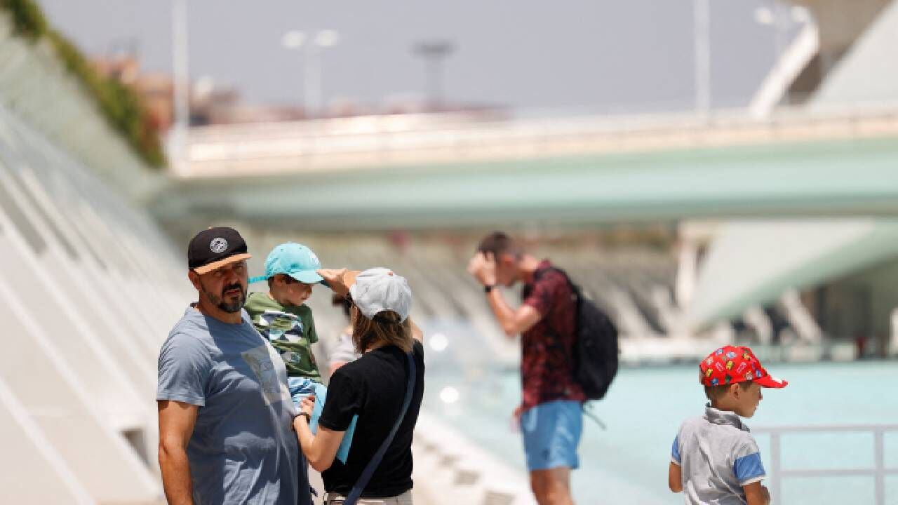 Turistas intentan refrescarse durante una ola de calor en Valencia, España.