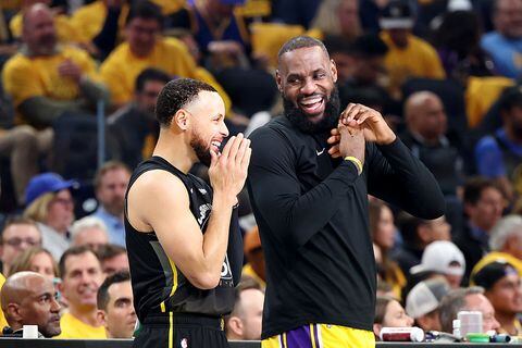 SAN FRANCISCO, CALIFORNIA - MAY 2: Golden State Warriors guard Stephen Curry (30) and Los Angeles Lakers' LeBron James (6) share a moment from the sideline before going back to the court in the second quarter of Game 1 of the Western Conference semifinals at Chase Center in San Francisco, Calif., on Tuesday, May 2, 2023. (Photo by Ray Chavez/MediaNews Group/The Mercury News via Getty Images)