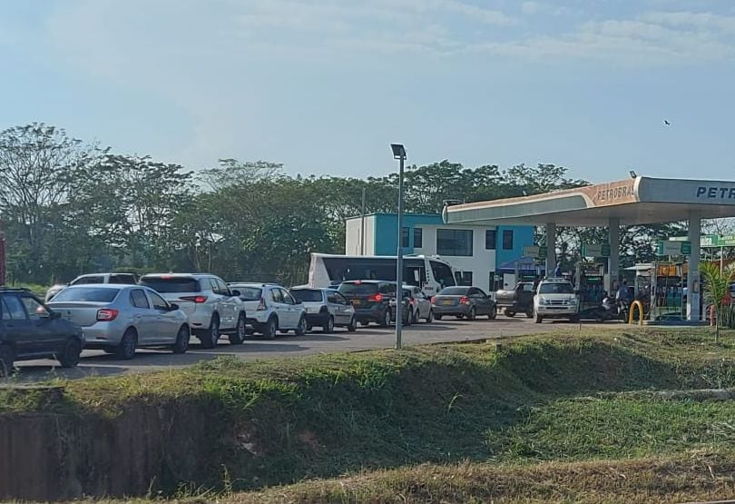 En las estaciones de servicio se presentan largas filas de vehículos esperando poder tanquear.