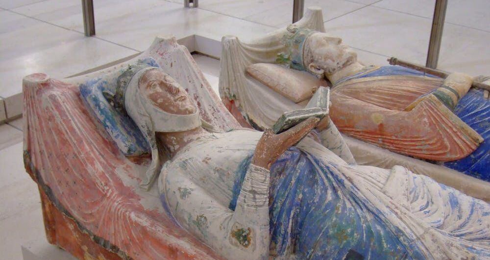 Las tumbas de Eleanor de Aquitania y Enrique II en la Abadía de Fontevraud.