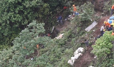 El accidente ocurrió la tarde del sábado 15 de mayo de 2022, cuando un bus volcó y rodó a un abismo de 100 metros a la altura del centro poblado de Pauca (imagen de referencia)
