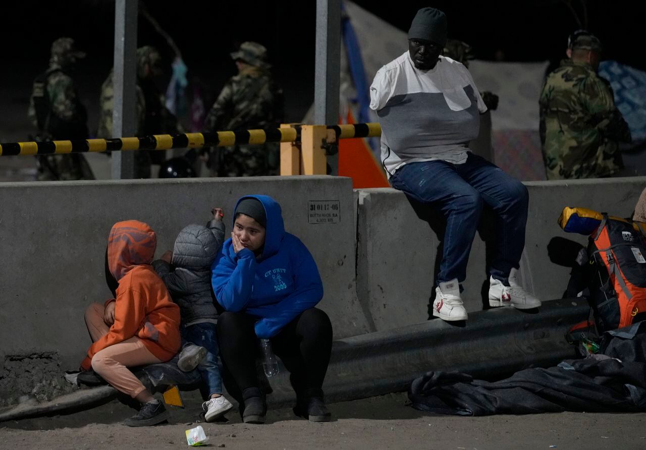 Migrantes venezolanos esperan en la frontera entre Chile y Perú