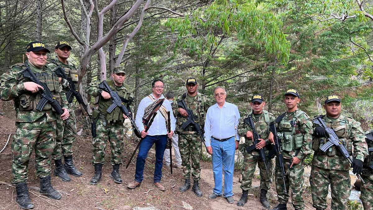 Gustavo Petro, together with Iván Velásquez, posing with members of the Army.