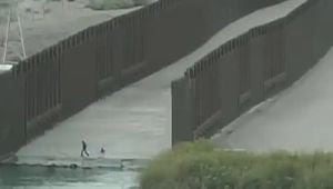 Niño abandonado en frontera de Estados Unidos y México.