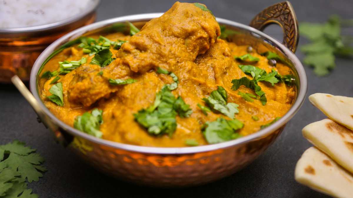 El curry es una receta tradicional de la cocina de la India a base de cúrcuma y otras especias