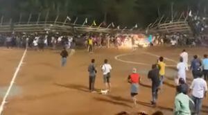 Partido de fútbol en la India terminó en tragedia por el desplome de una tribuna que dejó cientos de heridos.