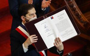 Boric recibió este lunes el proyecto de nueva Constitución y firmó un decreto que convoca al plebiscito que consultará a más de 15 millones de electores si aprueba o rechaza la nueva carta magna.