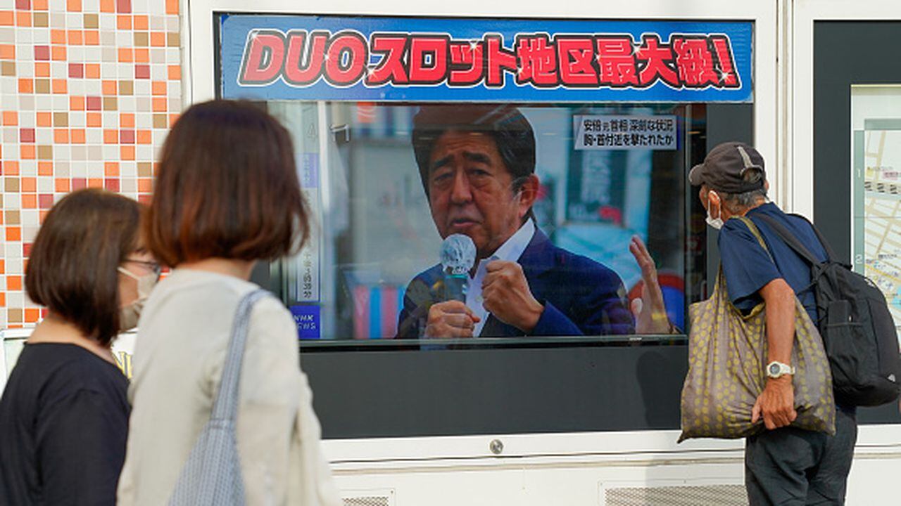 Ciudadanos en Tokio reaccionan a la noticia sobre la muerte del exprimer ministro de Japón, Shinzo Abe, luego de recibir un disparo durante un acto de campaña.