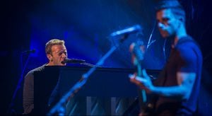 Chris Martin, izquierda y Guy Berryman de Coldplay en su presentación en el Beacon Theatre el 5 de mayo en Nueva York.