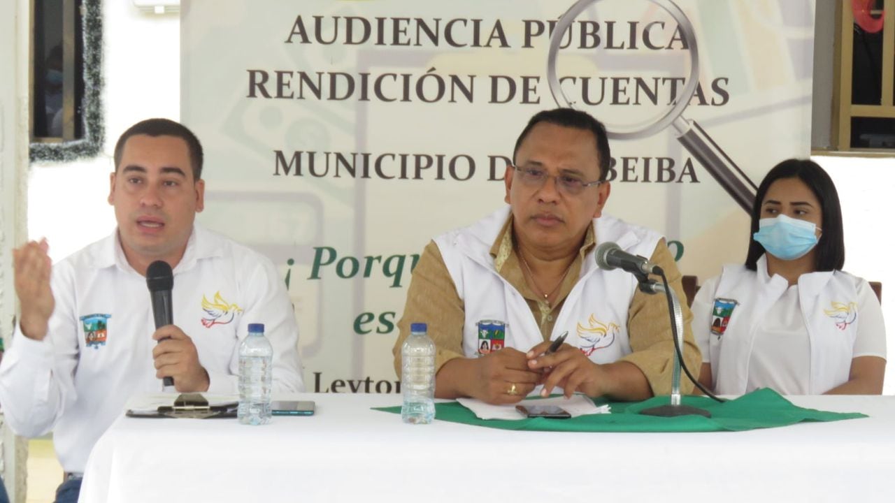 Alcalde de Dabeiba, Leyton Urrego Durango (al centro) durante jornada de rendición de cuentas 2021.