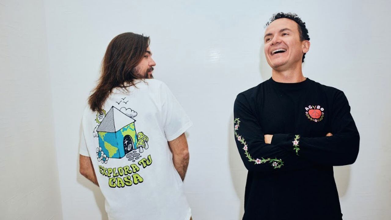 Juanes y Fonseca con ropa AGYBO