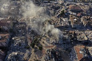 Los edificios destruidos se ven desde arriba en Antakya, sureste de Turquía, el jueves 9 de febrero de 2023. . 