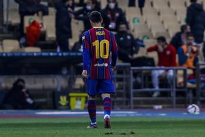 Lionel Messi tras ser expulsado en la derrota 3-2 ante el Athletic Bilbao en la final de la Supercopa de España, disputada en el estadio La Cartuja de Sevilla, el domingo 17 de enero de 2021. (AP Foto/Miguel Morenatti)