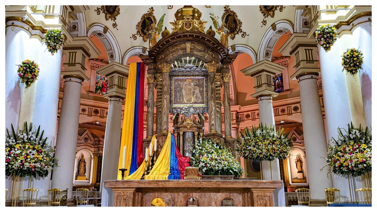 El cuadro con el lienzo de la Virgen se encuentra exhibido en la Basílica Santuario Mariano Nacional de Nuestra Señora del Rosario de Chiquinquirá.