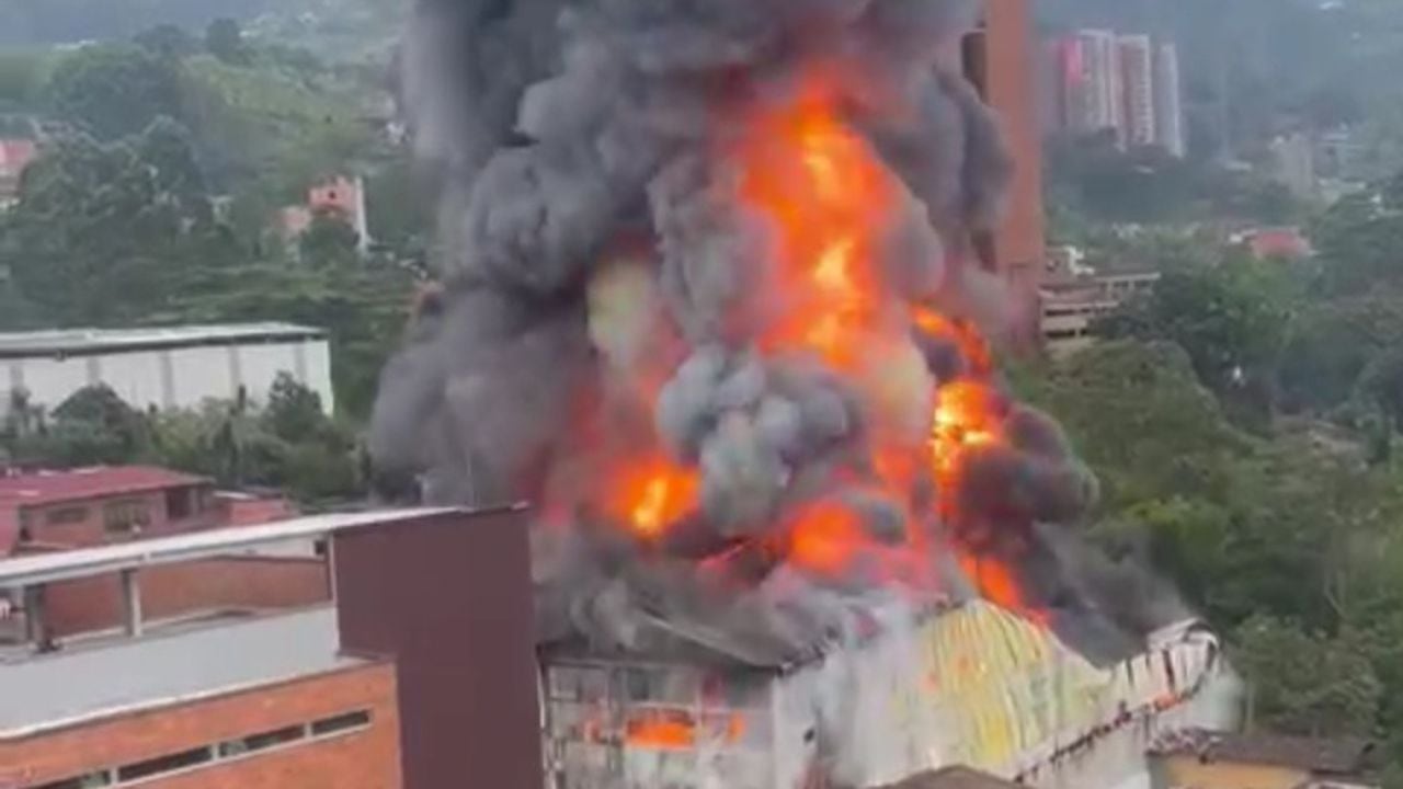 Más de diez unidades de bomberos de los municipios de Itagüí y Sabaneta controlan un voraz incendio de grandes proporciones en el barrio el Salado, municipio de Envigado, sur del Valle de Aburrá.