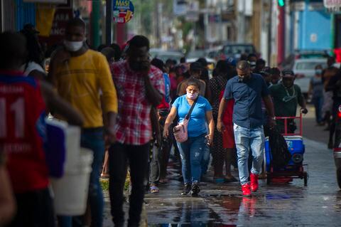 Haitian and Central American migrants walk along the streets in Tapachula, Chiapas state, Mexico, on September 14, 2021. - Tens of thousands of US-bound migrants stranded in an overcrowded city in southern Mexico are desperate to escape what they say feels like a huge open-air prison. (Photo by CLAUDIO CRUZ / AFP)