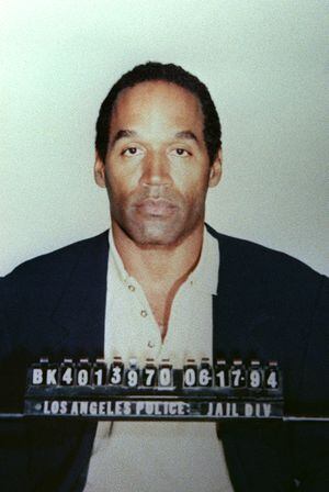 Esta fotografía oficial de fichaje publicada por el departamento de policía de Los Ángeles muestra a OJ Simpson mientras la ex estrella del fútbol profesional está fichada por asesinato el 17 de junio de 1994.