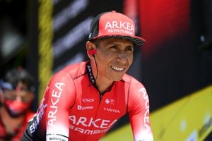 Nairo sonríe antes de salir a la etapa 7 del Tour de Francia 2022