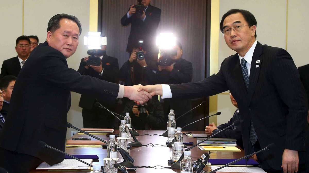El ministro de Unificación surcoreano, Cho Myoung-Gyon, y el líder de la delegación norcoreana, Ri Son-Gwon, estrecharon sus manos a la entrada del edificio y, de nuevo, ante la mesa de negociaciones.