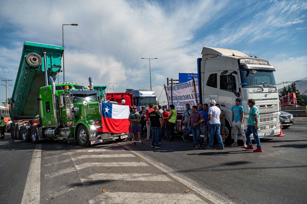 Camioneros que mantienen cerradas parcialmente varias rutas. Foto: AFP