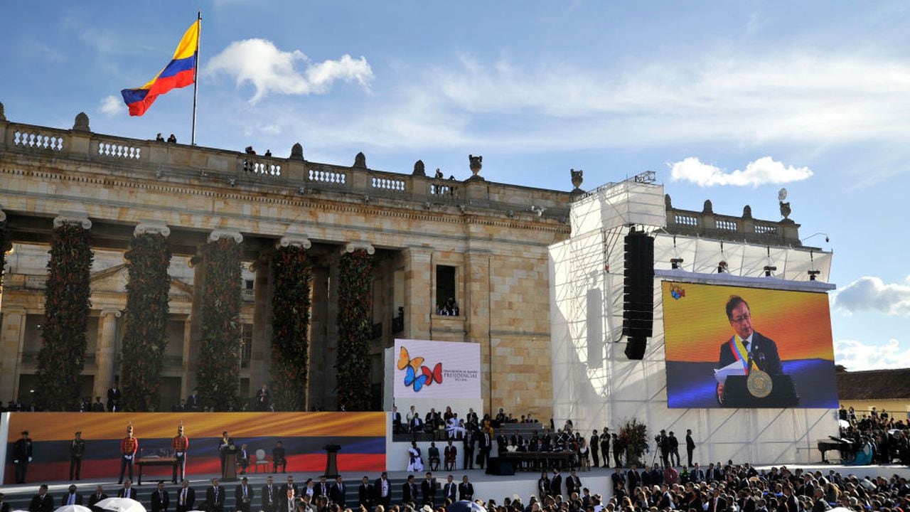 El presidente de Colombia, Gustavo Petro, habla durante la inauguración presidencial en la Plaza Bolívar el 7 de agosto de 2022 en Bogotá, Colombia (Foto de Guillermo Legaria/Getty Images)