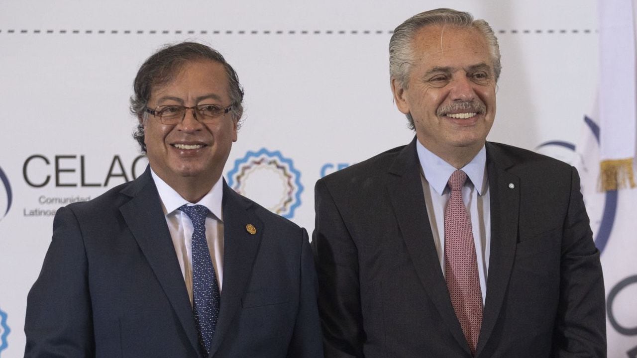 El presidente de Argentina, Alberto Fernández (D), junto al presidente de Colombia, Gustavo Petro