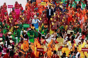 El primer ministro indio, Narendra Modi, se reúne con artistas folclóricos después de dirigirse a la nación durante las celebraciones del Día de la Independencia en el histórico Fuerte Rojo de Delhi, India, el 15 de agosto de 2022. Foto REUTERS/Adnan Abidi