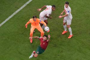 Goncalo Ramos de Portugal intenta anotar un gol durante el partido de fútbol de los octavos de final de la Copa Mundial entre Portugal y Suiza, en el Estadio Lusail en Lusail, Qatar, el martes 6 de diciembre de 2022. 