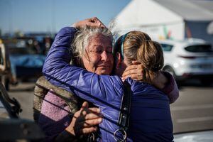 Olga Babich abraza a su hija después de llegar del pueblo de Mali Shcherbaky a un área de registro y procesamiento para desplazados internos en Zaporizhzhia, Ucrania, el 6 de mayo de 2022.
