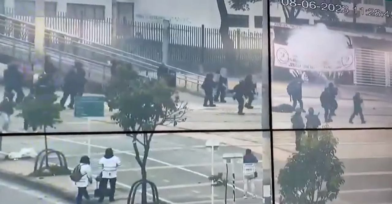 Un uniformado cayó herido tras ser impactado con una papa bomba, en medio de los disturbios que se registran en Universidad Nacional de Bogotá