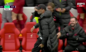 Jürgen Klopp sufrió curioso hecho en la celebración del cuarto gol de Liverpool