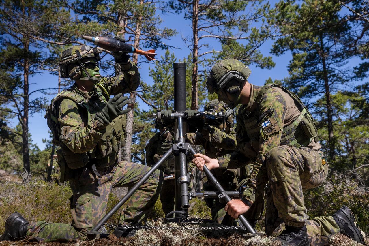 Soldados finlandeses cargan un arma durante un ejercicio de simulación de guerra durante los ejercicios militares de las Operaciones Bálticas de la OTAN (Baltops 22) el 11 de junio de 2022 en el archipiélago de Estocolmo
