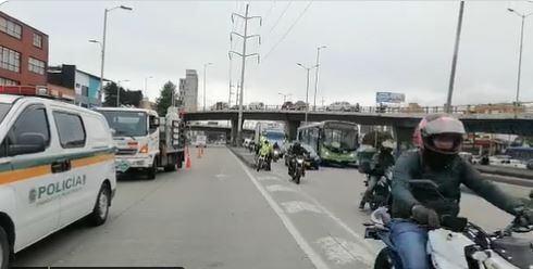 Unidades de criminalística hacen presencia en la NQS tras un accidente de tránsito que dejó un motociclista muerto.