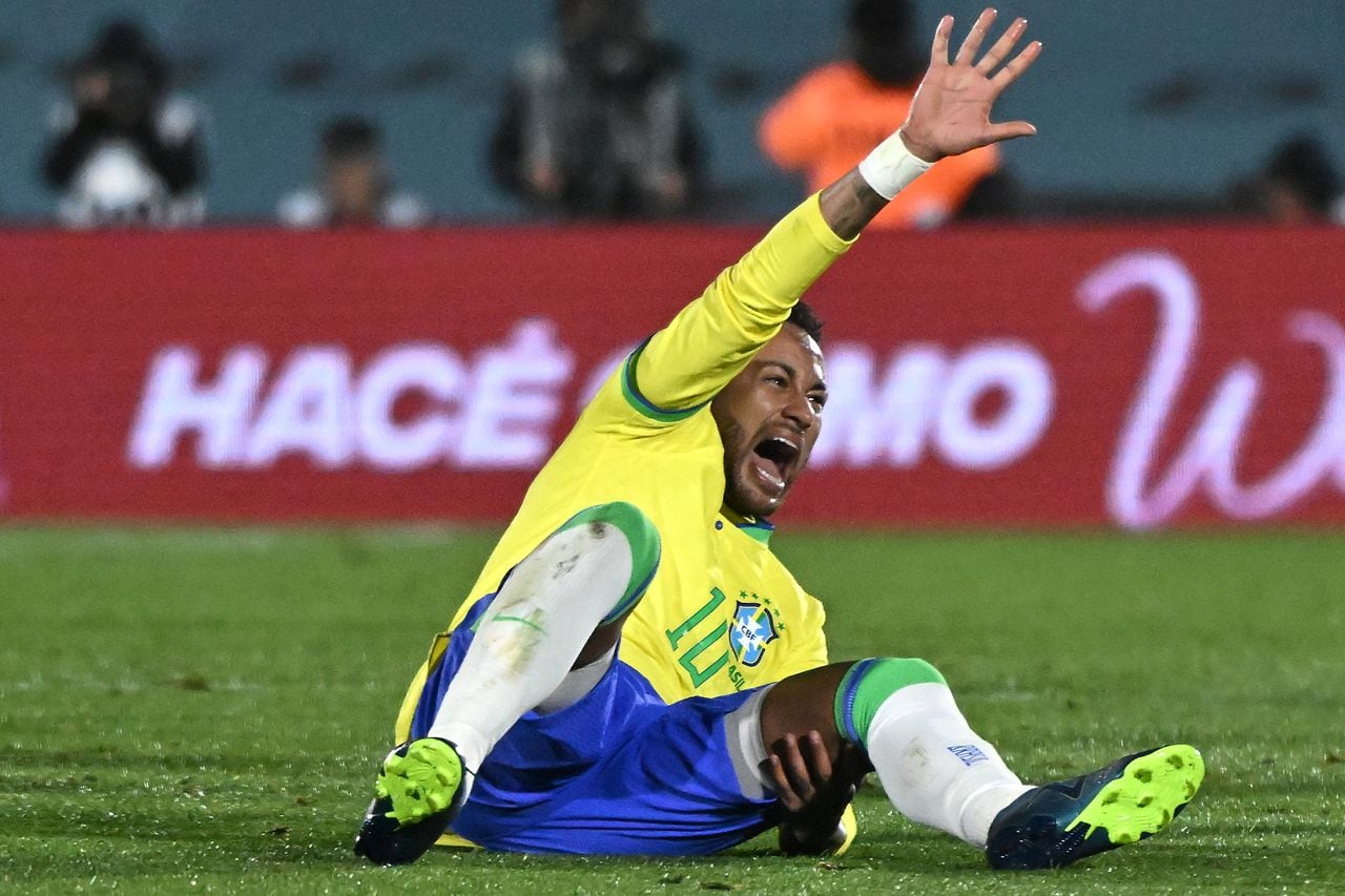 Neymar en el suelo tras su lesión de rodilla.