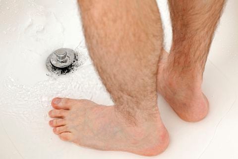 Una nueva investigación médica pone al descubierto los riesgos para la salud de orinar bajo la ducha, generando un debate sobre prácticas de higiene personal.