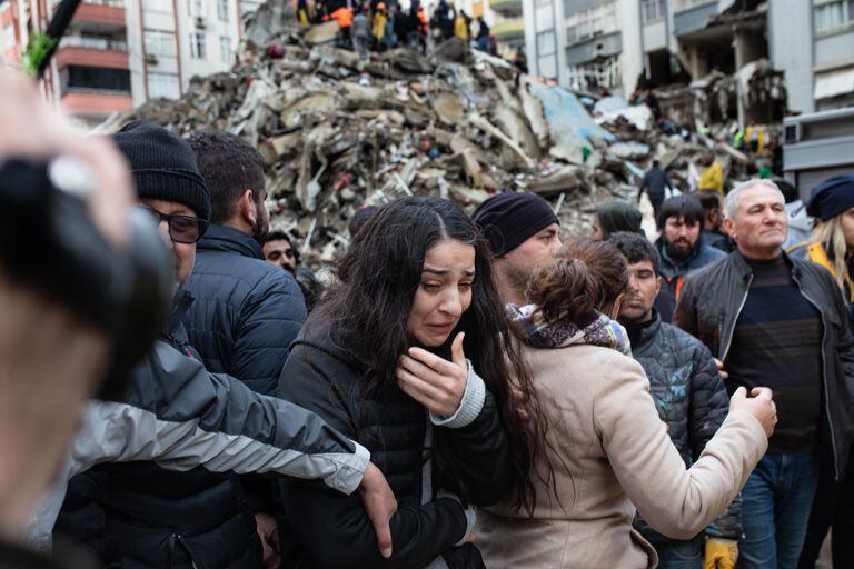 Tristeza y dolor luego del terremoto en Turquía. Foto: AFP.