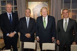 Boris Johnson y miembros del gabinete del presidente Iván Duque.