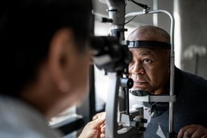 Oftalmólogo examinando los ojos del paciente - Imagen de referencia