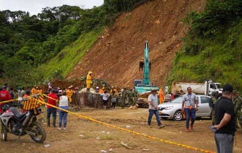 La emergencia es atendida por las unidades de gestión del riesgo nacional, de Antioquia y de Chocó, así como por equipos de Bomberos, Policía, Ejército y la Cruz Roja, entre otros.