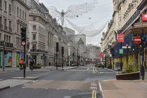 Vista general de una Regent Street casi vacía, en Londres. El primer ministro británico, Boris Johnson, canceló la Navidad para casi 18 millones de personas en Londres y el este y sureste de Inglaterra, tras las advertencias de los científicos sobre la rápida propagación de la nueva variante del coronavirus. Foto: AP / Alberto Pezzali.