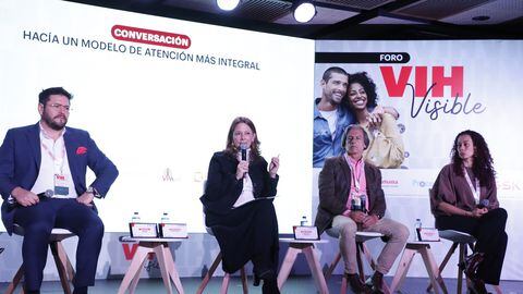 Álvaro Puerto, presidente de SIES Salud; Ana María Vesga, presidenta de ACEMI, Nestor Álvarez, presidente de la Asociación de Pacientes de Alto Costo; y Dra. Mónica Mantilla, doctora experta en VIH.