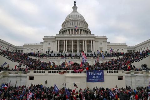 Una turba de partidarios del presidente de los Estados Unidos, Donald Trump, asalta el edificio del Capitolio de los Estados Unidos en Washington, EE. UU., el 6 de enero de 2021