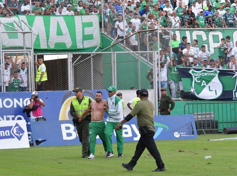 Disturbios en el partido Deportivo Cali vs Patriotas, Hinchas se ingresaron a la cancha. foto Raúl Palacios