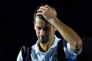 El serbio Novak Djokovic se agarra la cabeza la cancha después de perder su partido de semifinales del ATP Finals contra el alemán Alexander Zverev.
