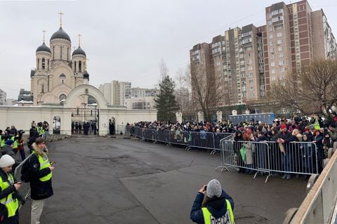 Los dolientes se reúnen frente a la iglesia de la Madre de Dios Quench My Sorrows antes del funeral del difunto líder de la oposición rusa Alexei Navalny, en el distrito de Maryino en Moscú el 1 de marzo de 2024. (Foto de Andrey BORODULIN / AFP)