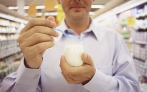 Los probióticos del yogur ayudan a eliminar las bacterias de la boca.