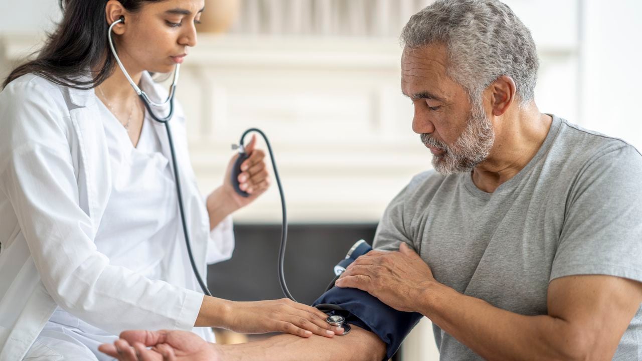 La presión arterial alta coloca en riesgo la vida de una persona.