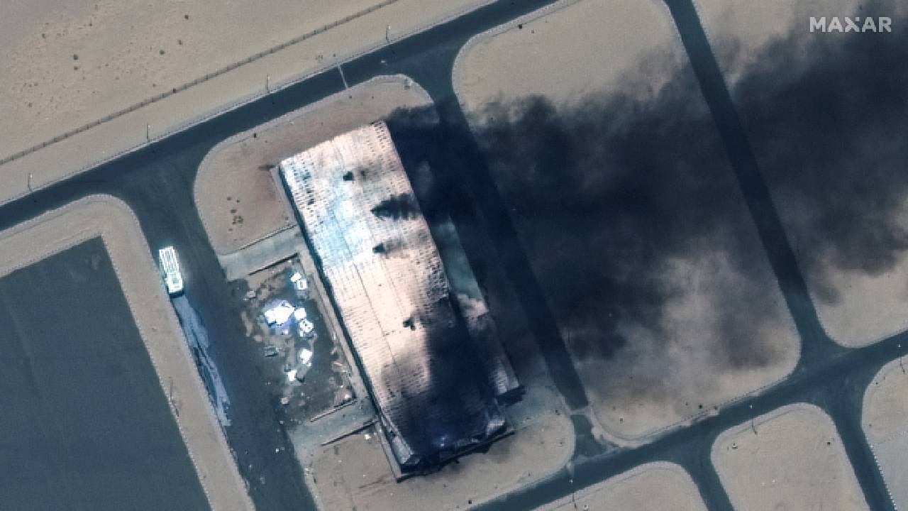 La imagen satelital muestra una vista más cercana de un edificio en llamas en la base aérea de Merowe.